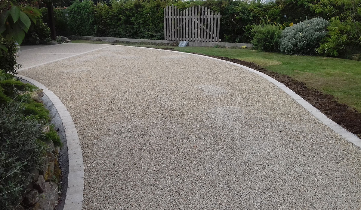 Habillage de bordure d’une allée en gravier stabilisé