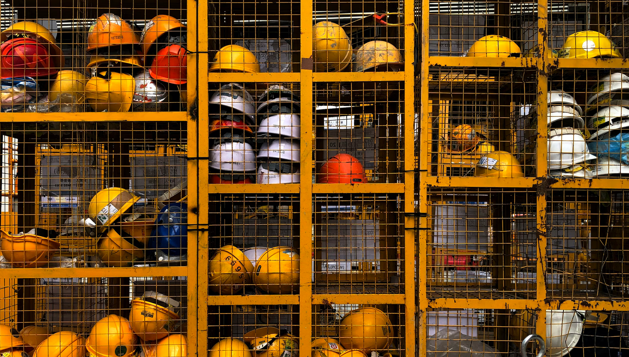 casque de sécurité dans une armoire en métal