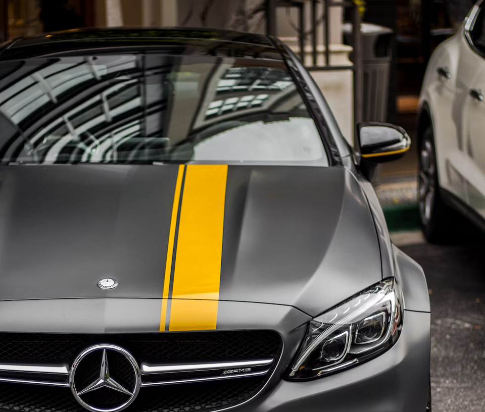 mercedes Pare-brise avec une bande jaune sur le capot