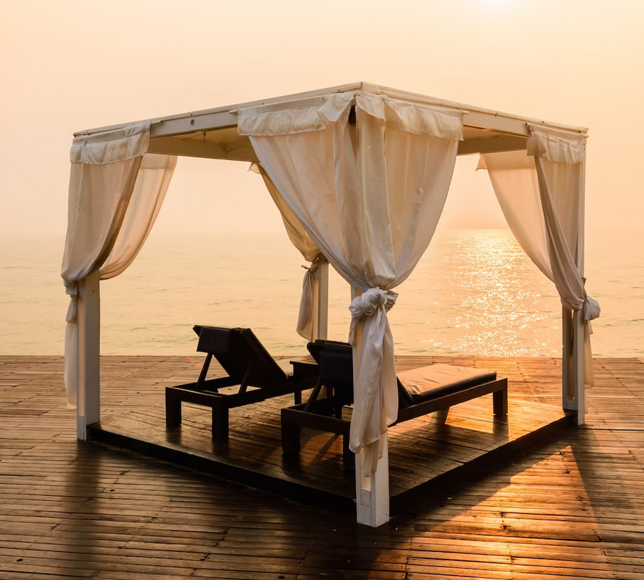 pergola terrasse devant la mer et coucher de soleil